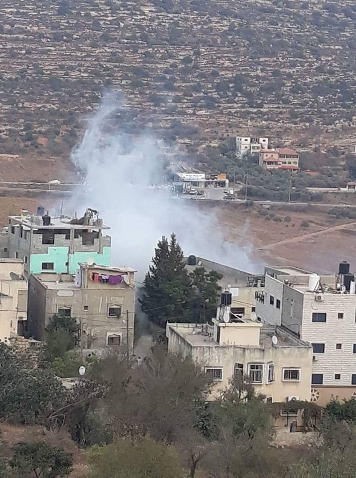قوات الاحتلال تطلق قنابل الغاز تجاه منازل المواطنين