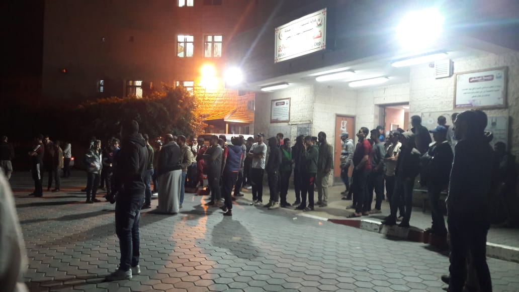 مواطنون ينتظرون وصول جثامين ٣ أطفال لمستشفى شهداء الأقصى بدير البلح