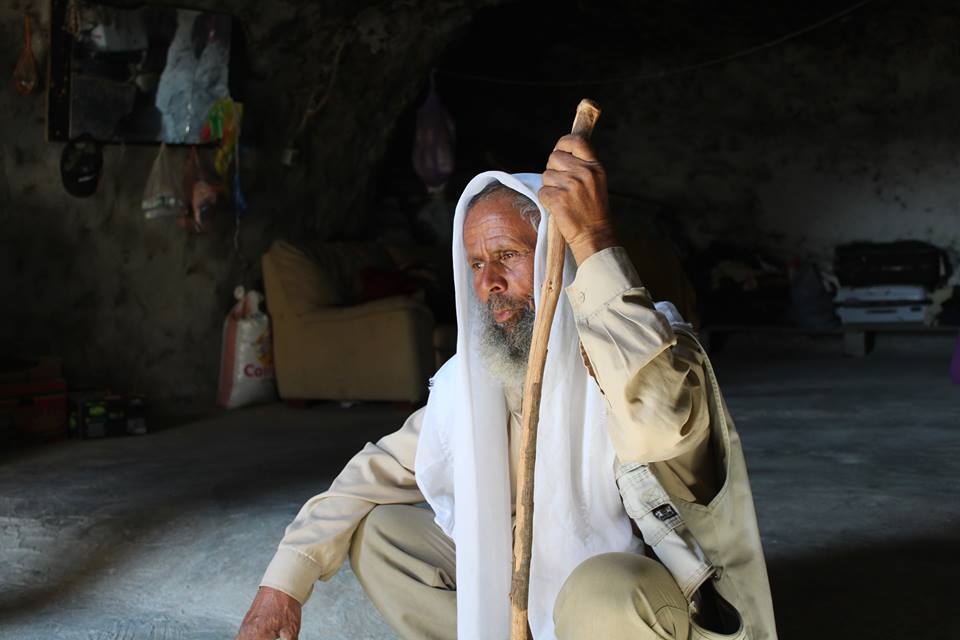 السبعيني أبو عادل يعيش داخل كهف تحت الأرض