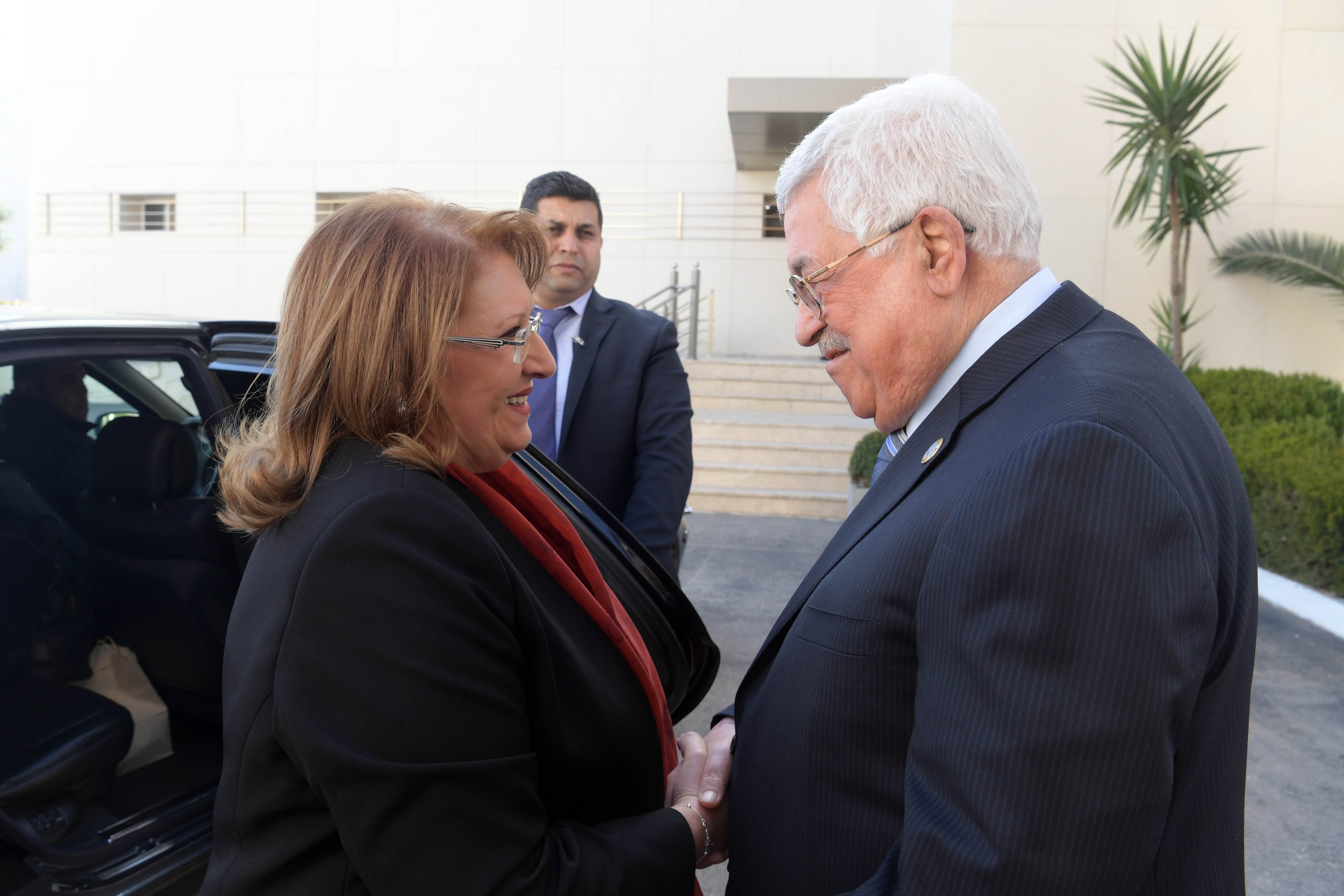 الرئيس محمود عباس خلال لقاء رئيسة مالطا في مقر الرئاسة برام الله