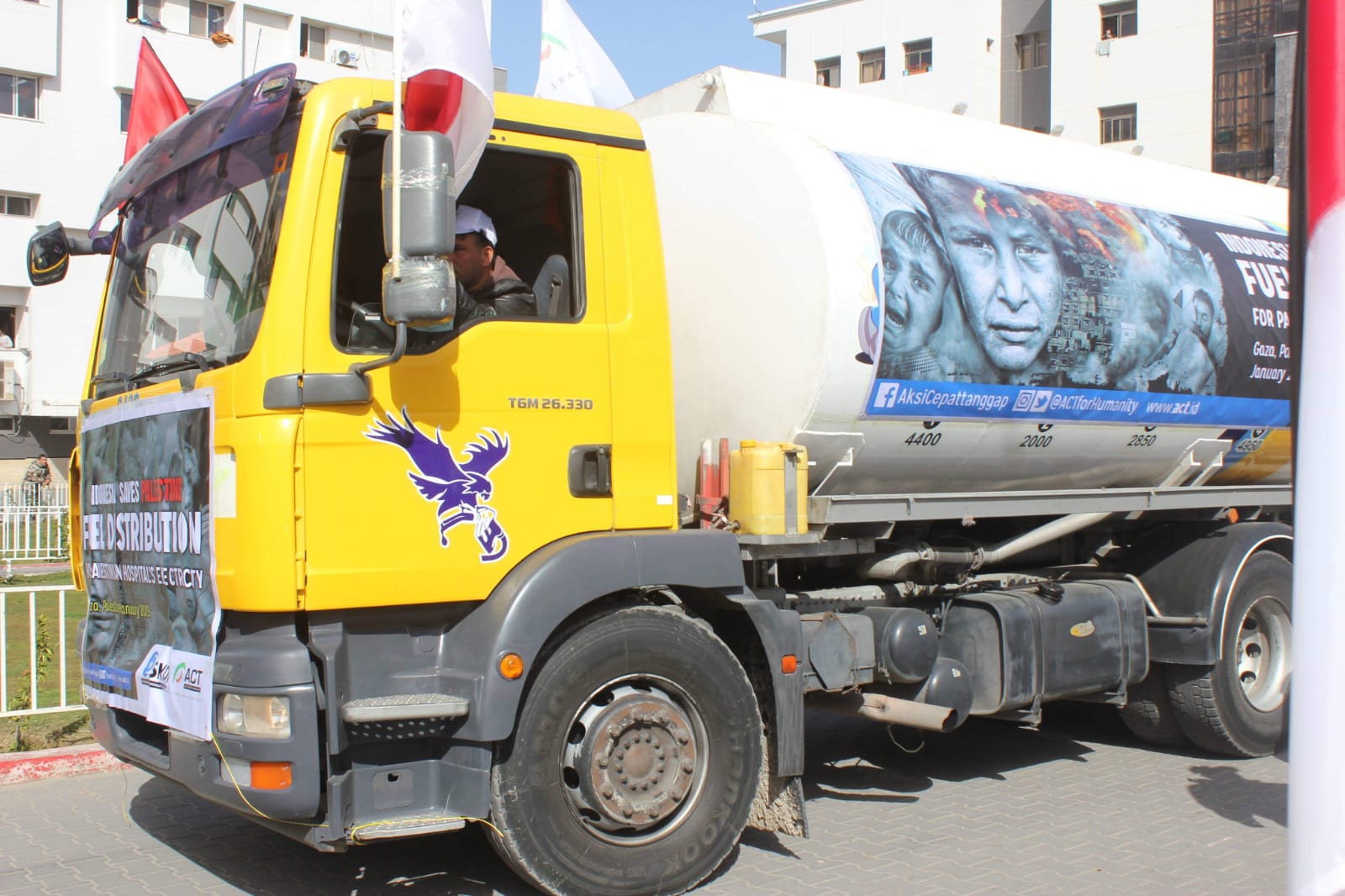 تسليم شحنة وقود لمستشفيات غزة