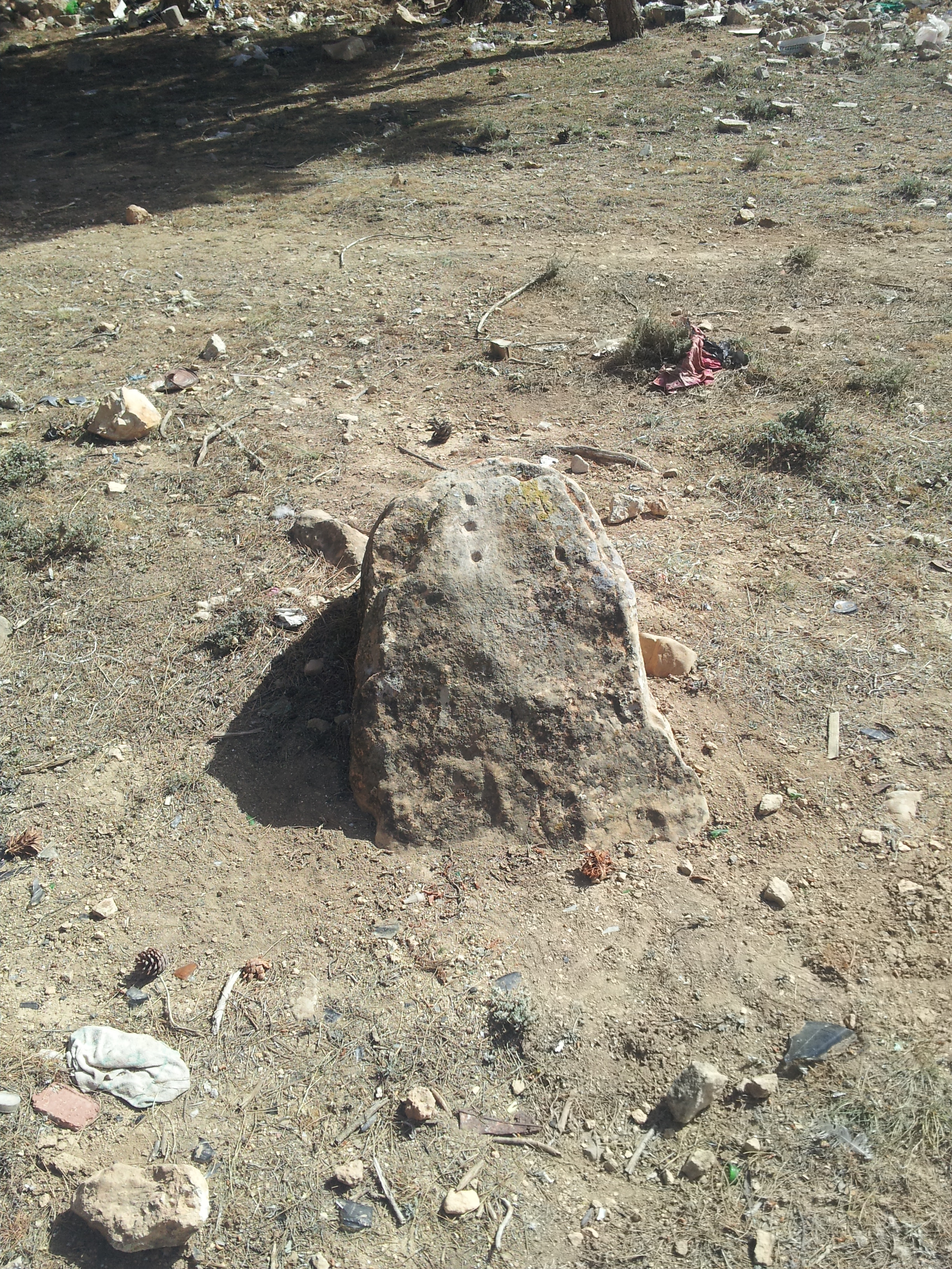 صخرة عليها ثلاثة جرون أو بصمات  P_480duvi63