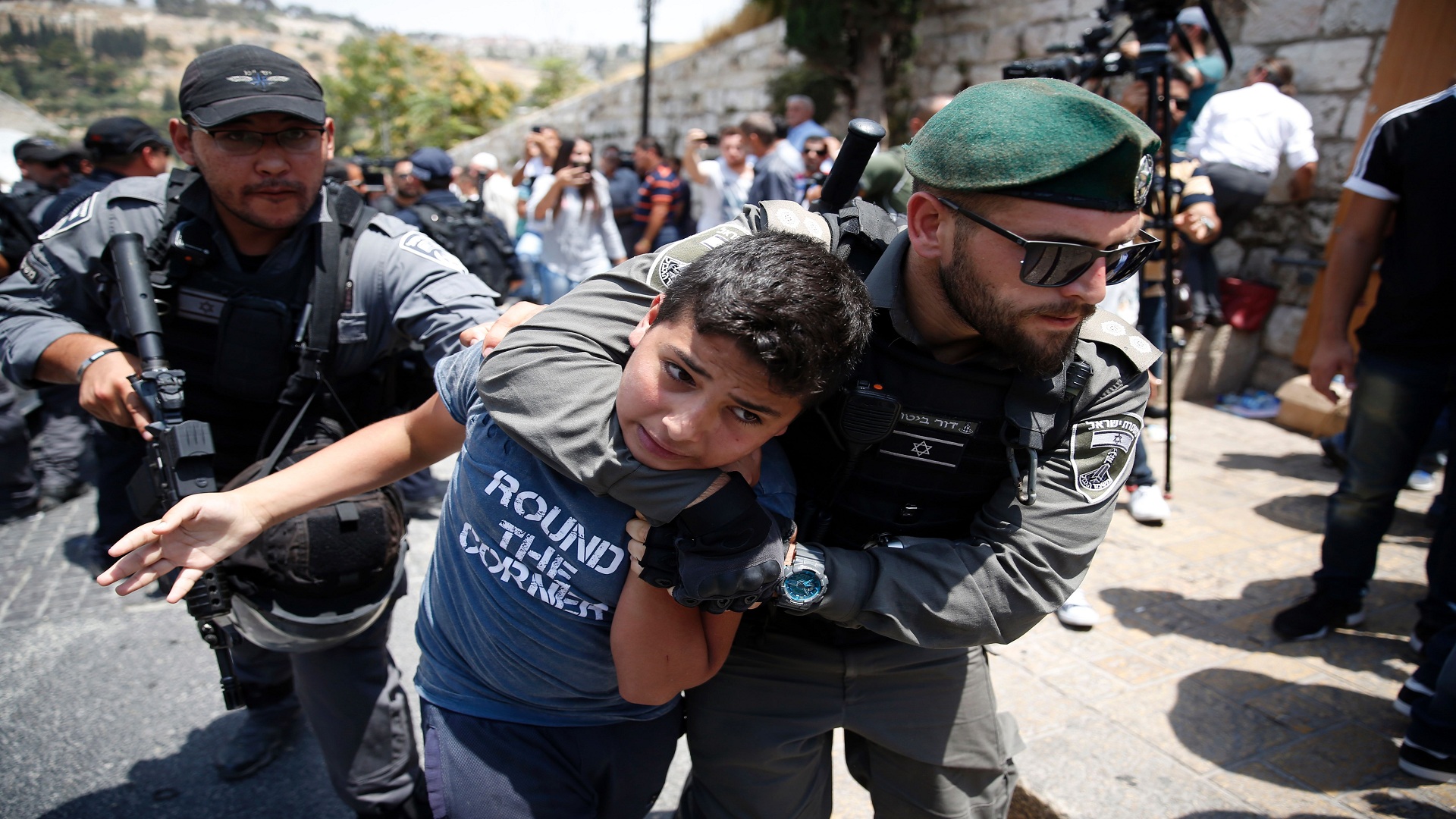 قوات الاحتلال تعتقل طفل