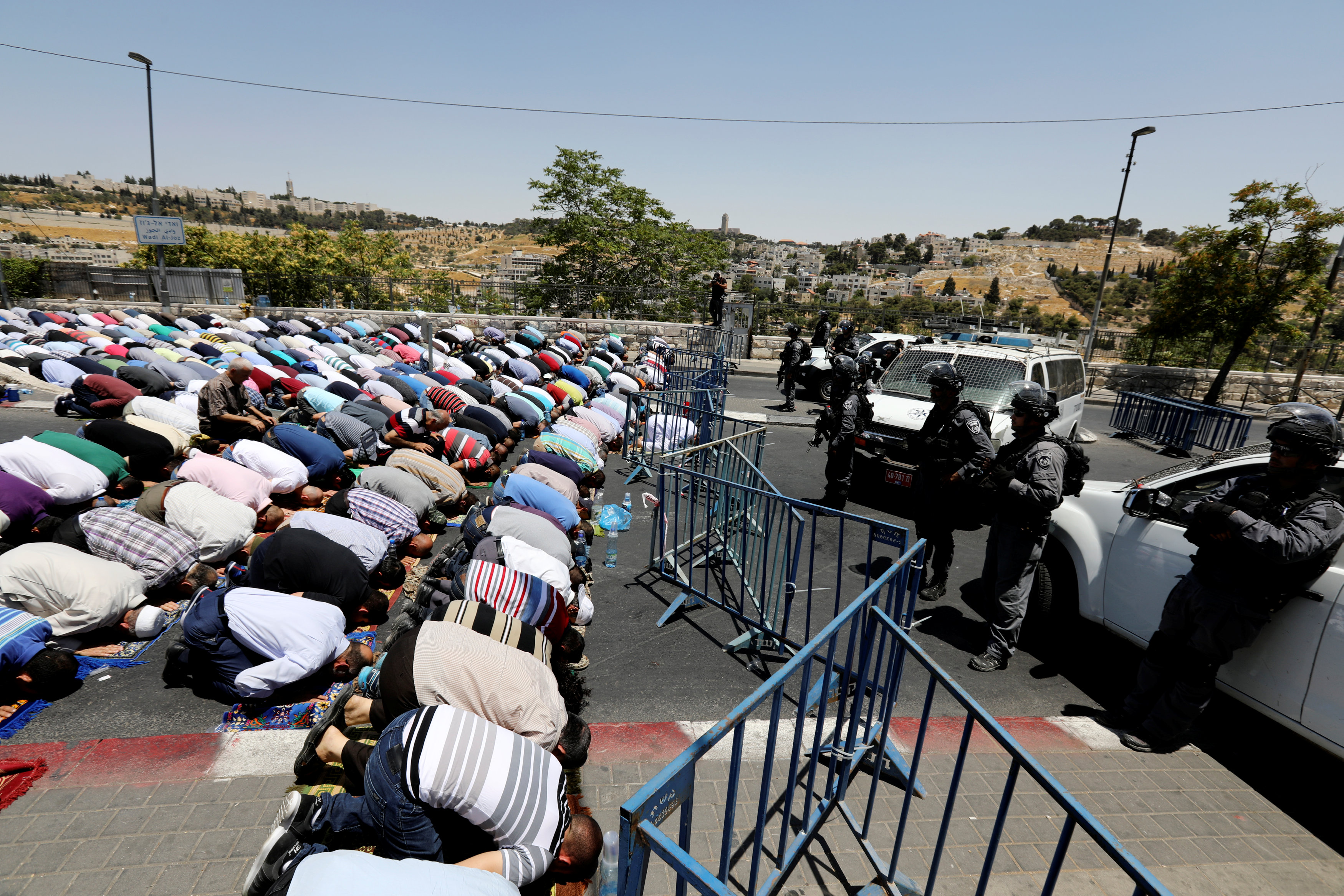 اداء الصلاة في القدس رغم اجراءات الاحتلال