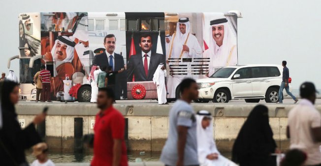 رفع صور أمير قطر في الدوحة