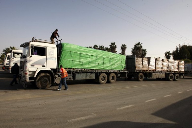 نقل بضائع من غزة عبر معبر كرم ابو سالم