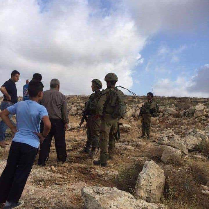 قوات الاحتلال تمنع المواطنين من دخول اراضيهم في خلة سلامة